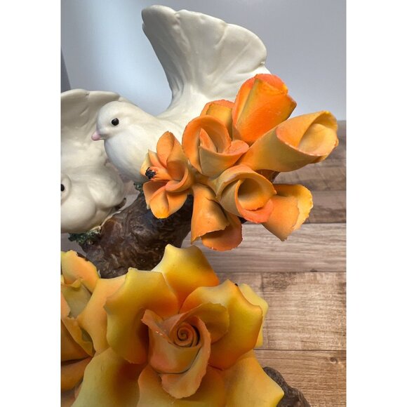 CAPODIMONTE Fine Porcelain Figure LOVE BIRDS Doves YELLOW ROSES Made in Italy - Picture 4 of 5